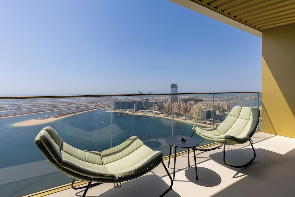Maison Privee Coastal Living w Uninterrupted Sea and Palm Views — 4-Star Luxury Hotel in Dubai, United Arab Emirates
