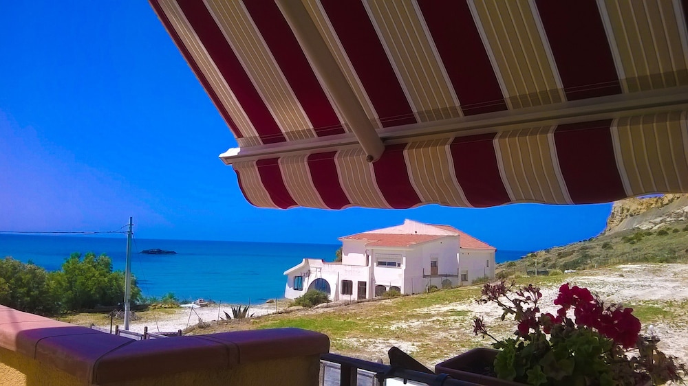 Apartment Sleeps 5 Free Parking & Pet Friendl — 4-Star Luxury Hotel in Realmonte, Italy