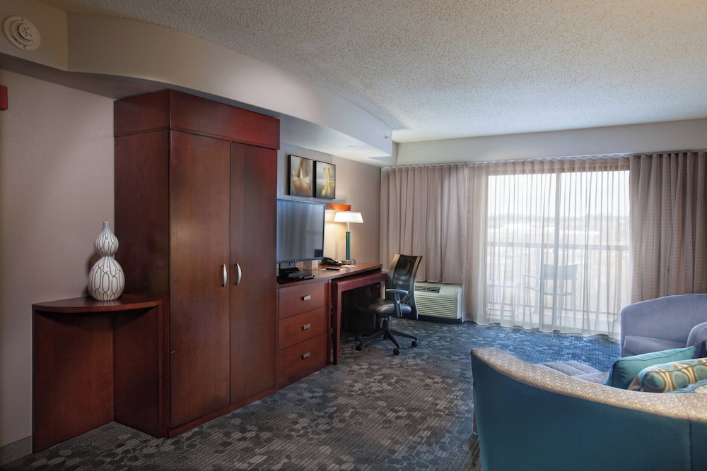 Courtyard by Marriott Fayetteville - photo 9