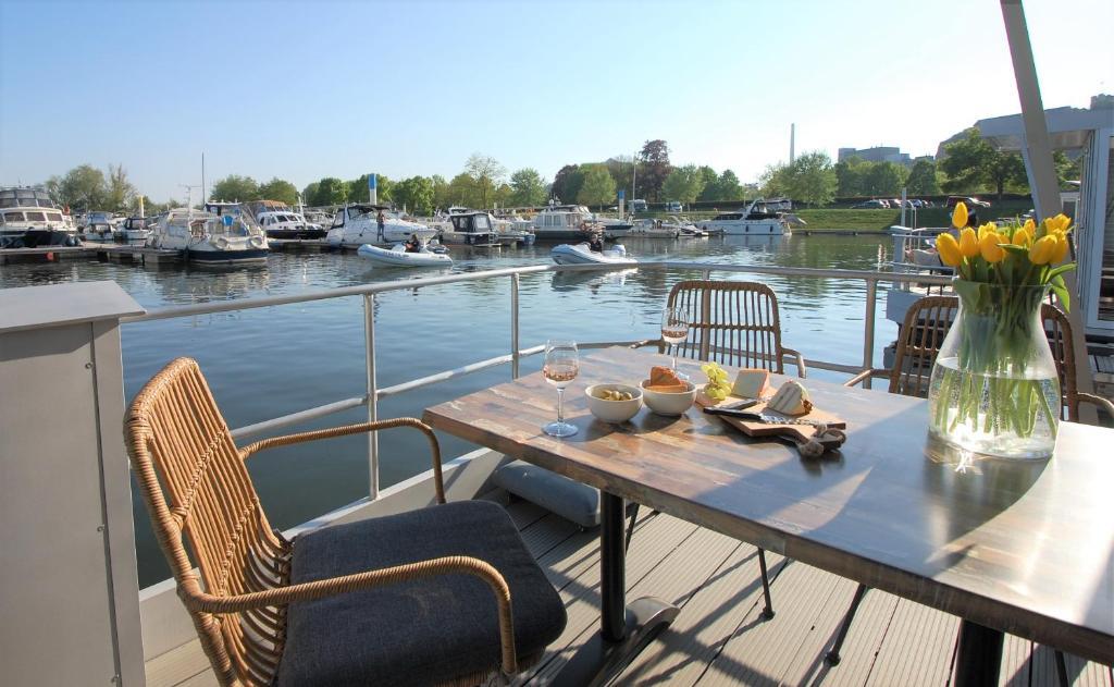 Floating vacationhome Tenerife — 4-Star Luxury Hotel in Maastricht, Netherlands