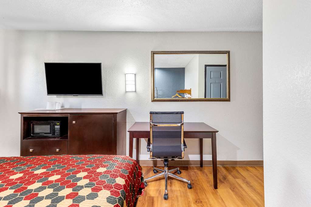 Econo Lodge Akron Copley Northwest - photo 15