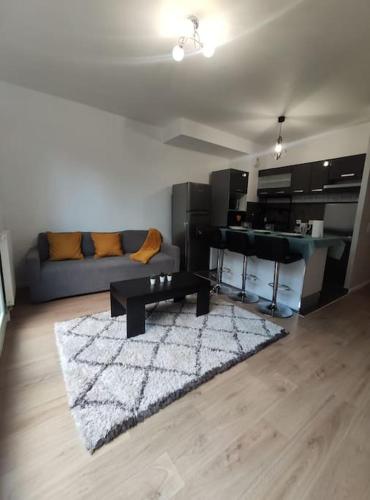 Le Romainvillois Terrasse Aux Portes de Paris in Romainville, France