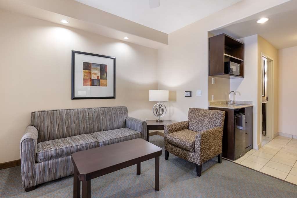 Best Western Plus Midland Suites - photo 19