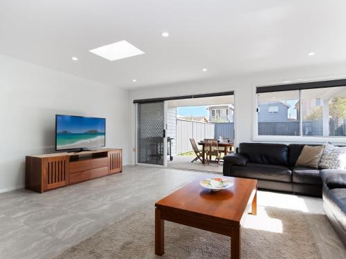 Birubi Breezes 2 Large Duplex with Air Conditioning WI FI and only 5 minute walk to the beach — hotel in Anna Bay
