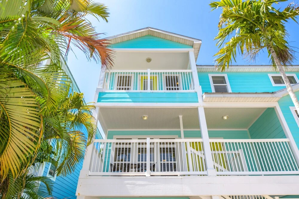 Blue Pineapple by Ami Locals — hotel in Holmes Beach