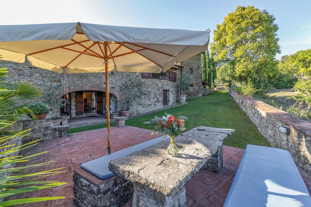 Casale Al Sole Tra Le Vecchie Vigne 6 — 4-Star Luxury Hotel in Radda In Chianti, Italy