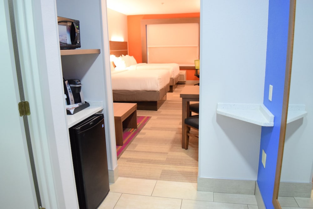 Holiday Inn Express Hotel & Suites West I 10 by IHG - photo 12