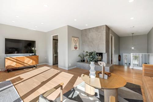 @ Marbella Lane Chic Abode w Mountain Skyline — Pacifica — photo 5
