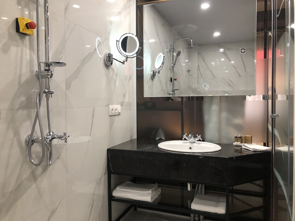 Bathroom amenities