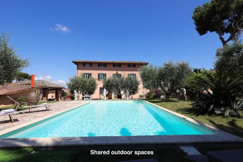 Villa Con Piscina — 5-Star Luxury Hotel in Rome, Italy