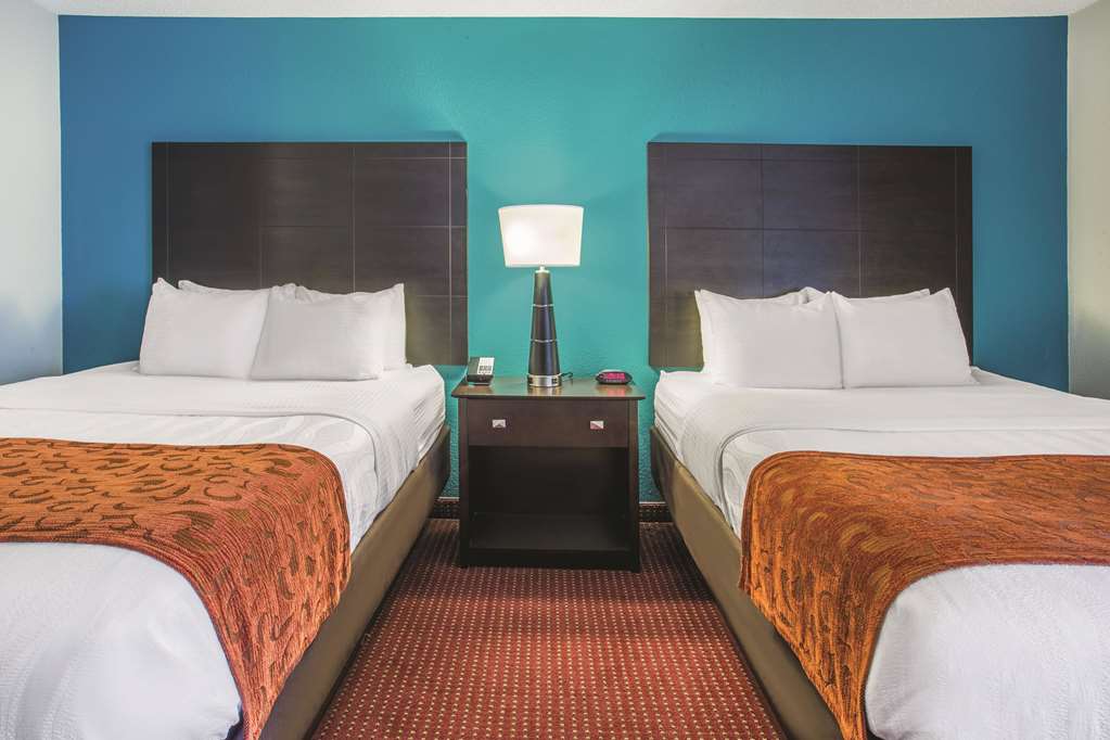 La Quinta Inn & Suites by Wyndham O'Fallon IL St. Louis - photo 19