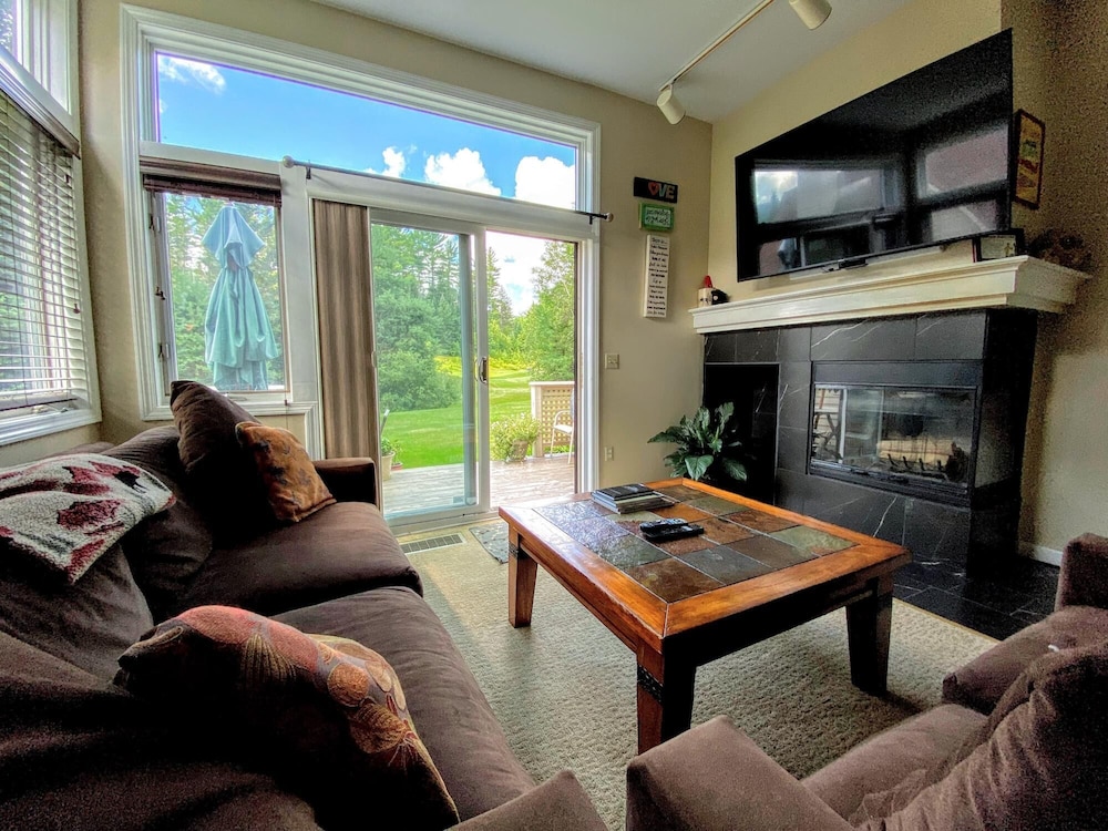 F3 Well appointed Townhome a short walk to the Mount Washington Hotel 1 minute to ski area — hotel in Carroll