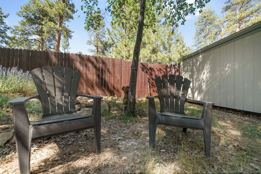 The Oasis Chalet Walking distance to The Village The Lake and Alpine Slide — 4-Star Luxury Hotel in Big Bear Lake, United States