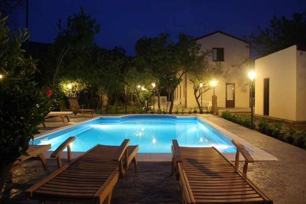 Villa Giardino Paradiso Cefalù con 13 posti letto e piscina riscaldata — 4-Star Luxury Hotel in Cefalu, Italy