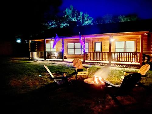 Cabin at Chitt's Creek — 4-Star Luxury Hotel in Emory, United States