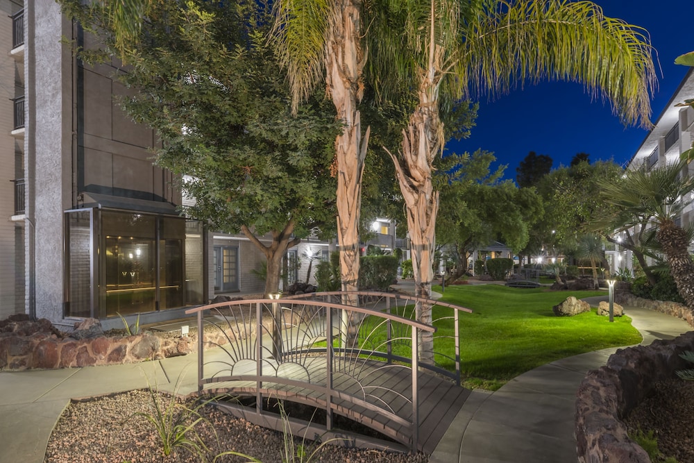 Holiday Inn & Suites Phoenix Airport North by IHG - photo 59