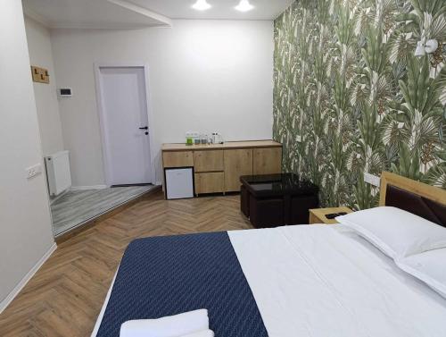 Deluxe Rooms and Apartments Near Metro