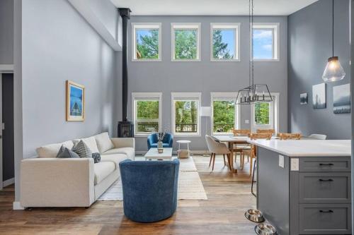 Serenity Shores Mins to Lake King Bed 10 Guests in Invermere, Canada