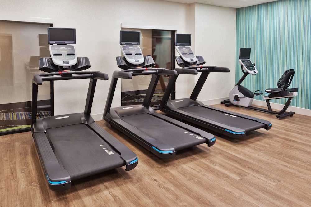 Holiday Inn Express & Suites Fayetteville by IHG - photo 17