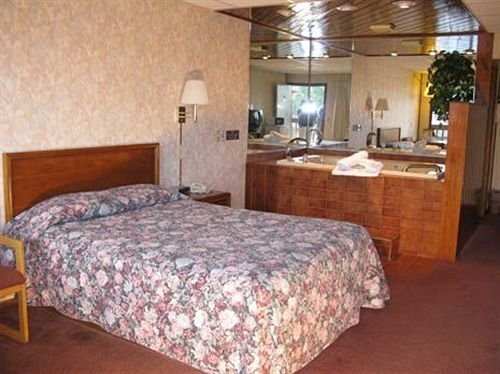 Mayflower Motel and Suites - photo 2