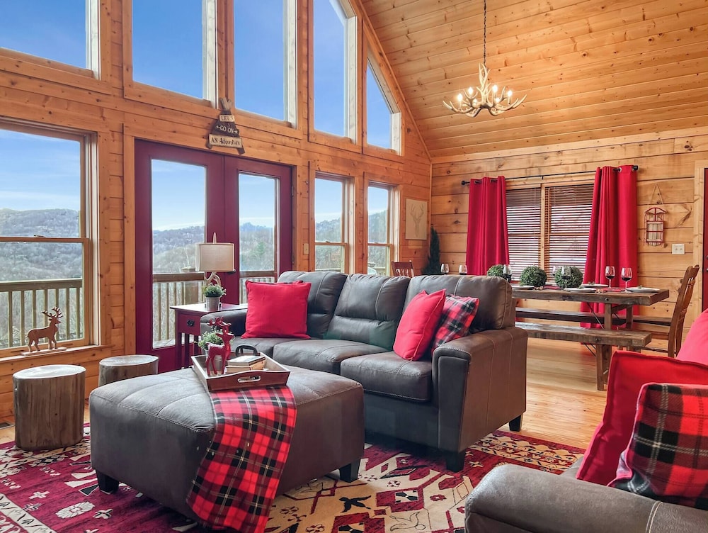 3 Kings 4 Bunks sleeps 10 smart TV X6 parking out Front full Kitchen hot Tub in Mars Hill, United States