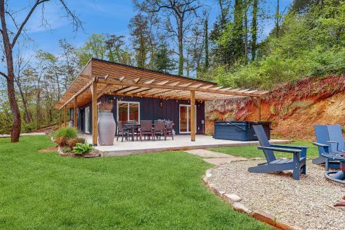 Wolfhaven in Sylva, United States