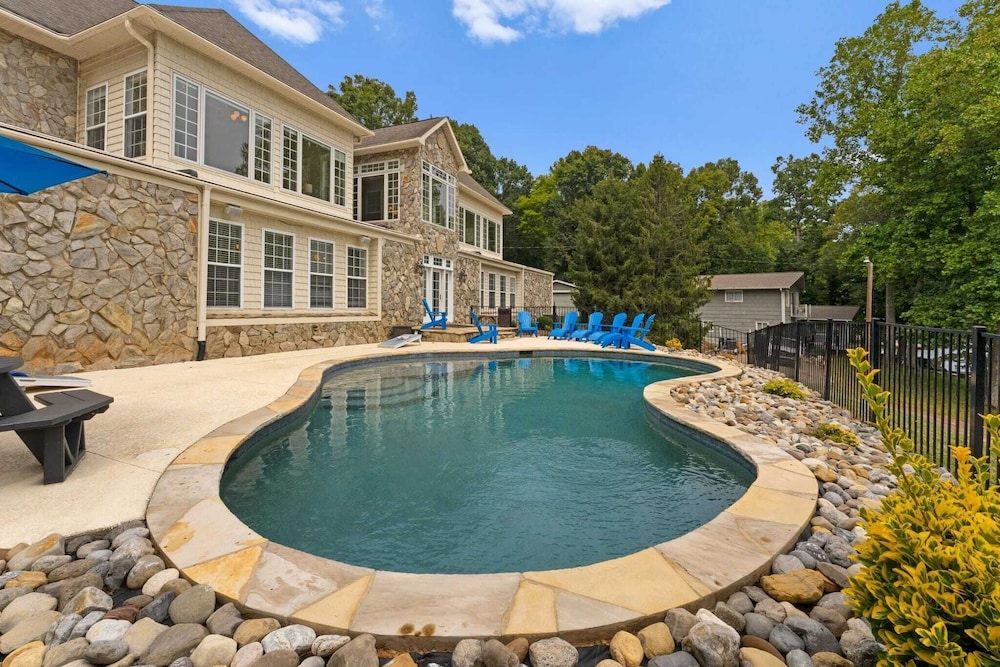 Whitetail Cove by Avantstay Lakefront w Pool Private Dock Sleeps 20 — hotel in Troutman