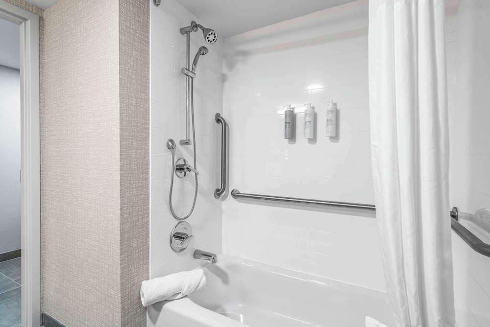 Hampton Inn Columbus North - photo 33
