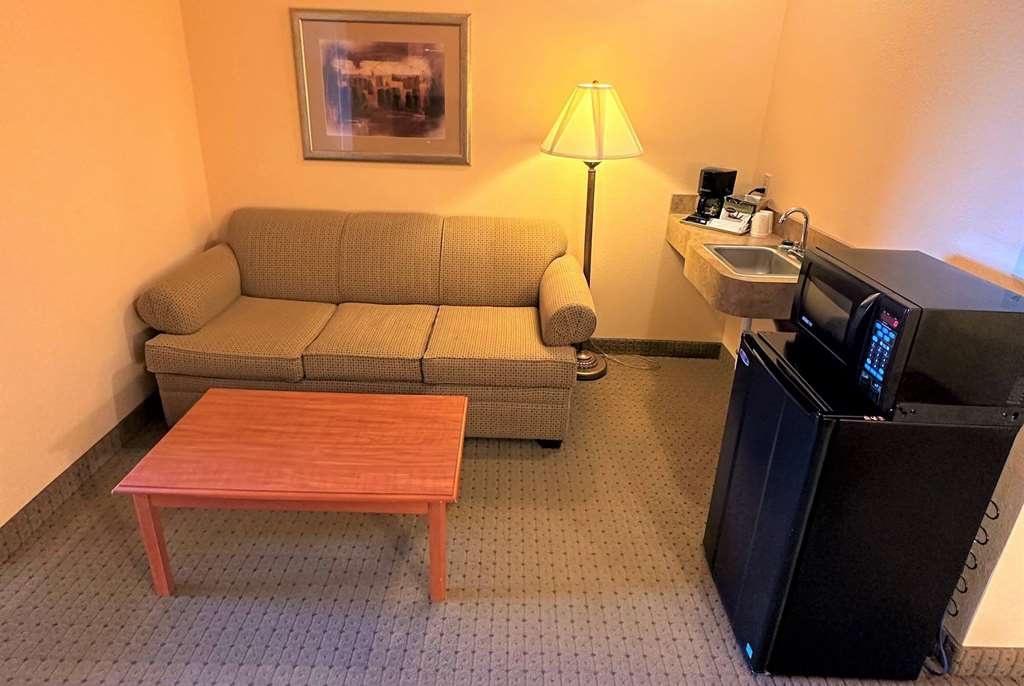 Super 8 by Wyndham Topeka at Forbes Landing - photo 24