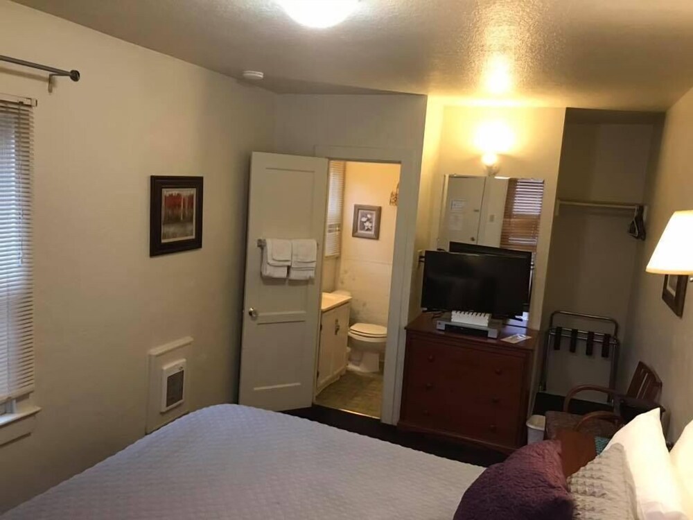 The Manor Motel - photo 13