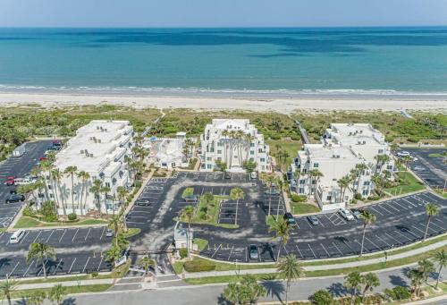 Patio Condo Superior Sleeps 6 Guests 204 — 4-Star Luxury Hotel in Cape Canaveral, United States