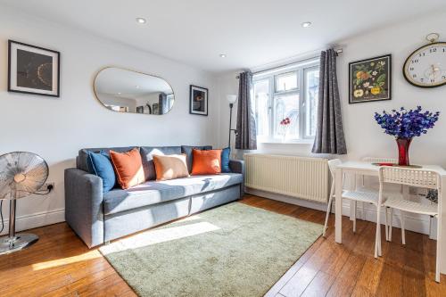 Peaceful 1BR Flat Steps to Tube London — 4-Star Luxury Hotel in London, United Kingdom