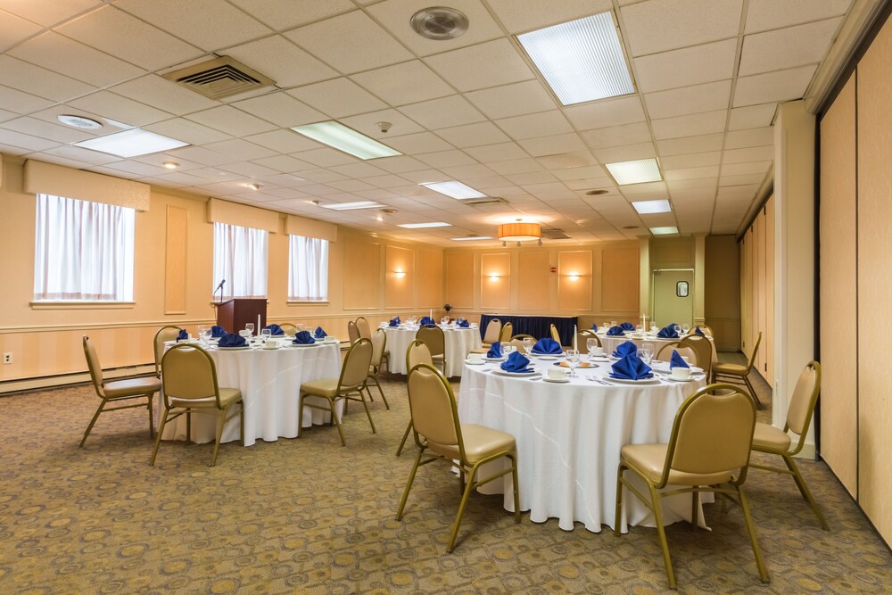 Quality Inn & Suites Hotel West Chester - photo 42