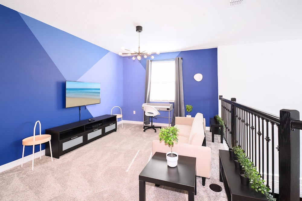 Bright & Airy 5BR Resort Home with Pool - photo 4