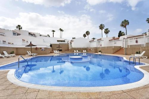 Child friendly 3 bedroom apartment with garden near the Aqualand — 4-Star Luxury Hotel in Adeje, Spain