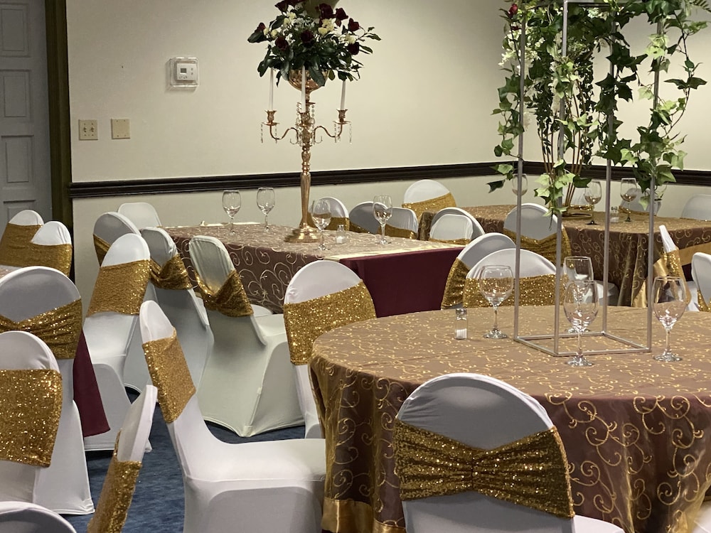 Executive Inn & Suites - photo 6