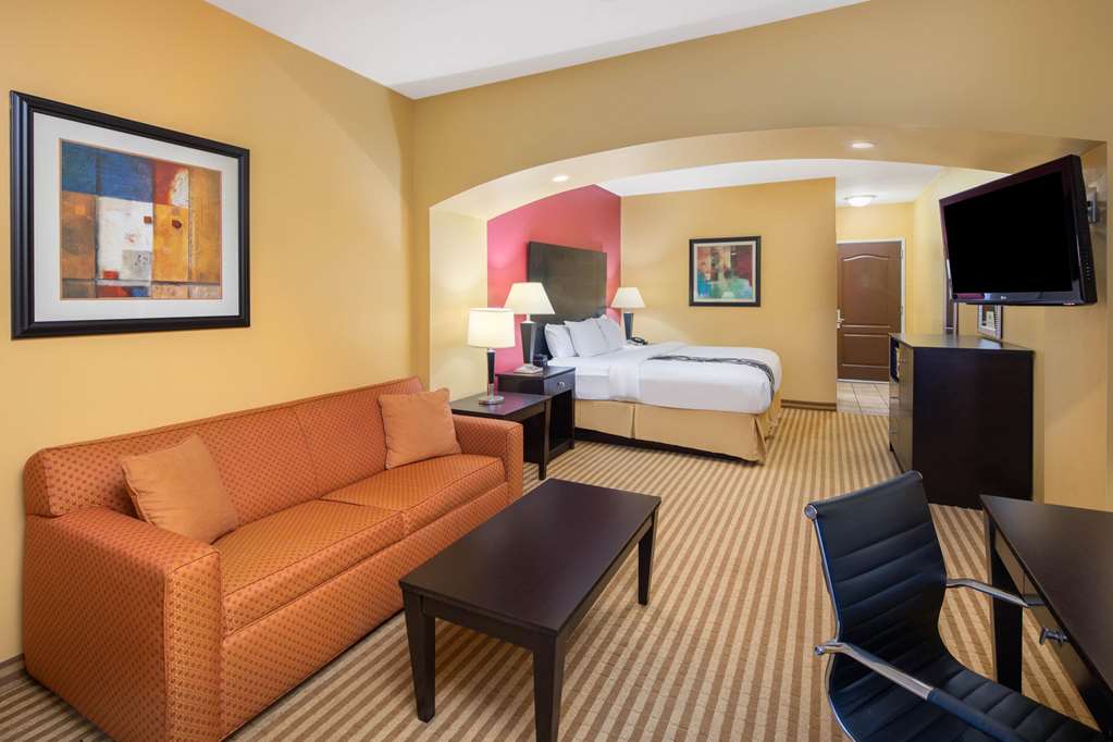 La Quinta Inn & Suites by Wyndham Atlanta Union City - photo 46