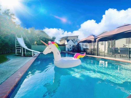 New Charming Spacious Disneyland Pool Home — 4-Star Luxury Hotel in Garden Grove, United States