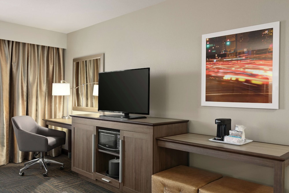 Hampton Inn & Suites Minooka - photo 12