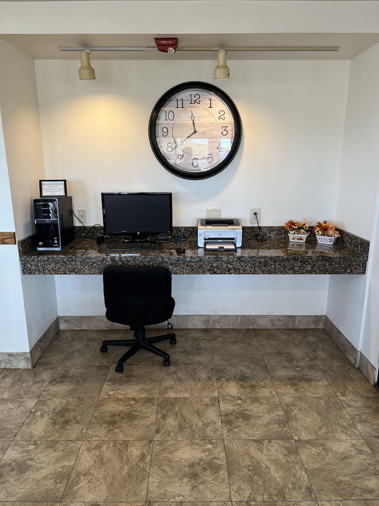 Days Inn by Wyndham Lake Point - photo 32