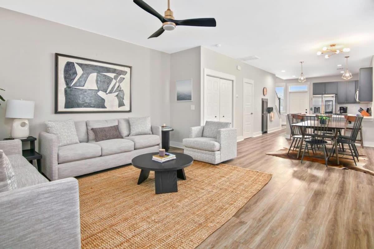 Penny Lane Park Circle 15m dwtn CHS in Charleston, United States