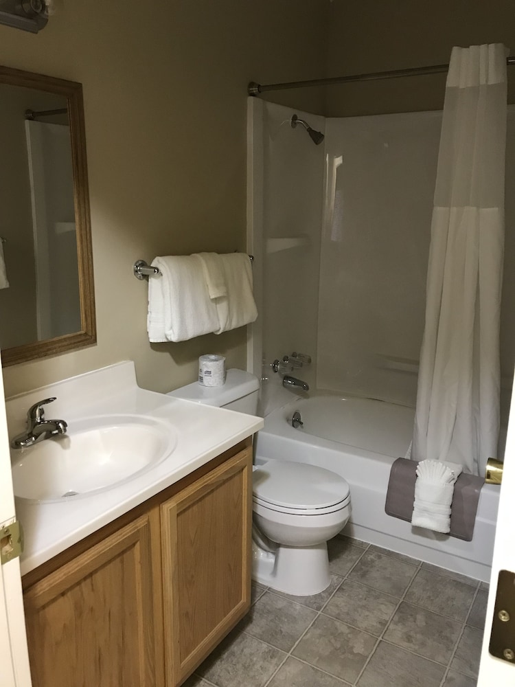 Lakeshore Inn & Suites - photo 33