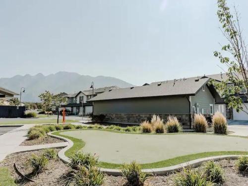 Modern W Pool Gym HotTub Golf Pet Friendly — hotel in Draper