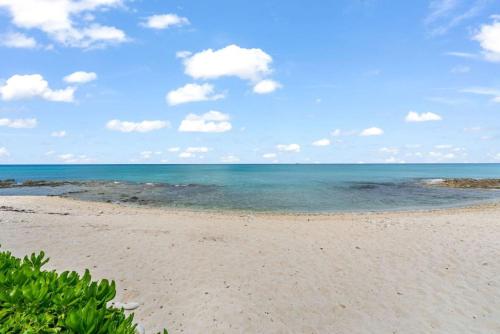 Renovated Oceanfront 2bd Seven Mile Beach Condo with amazing views — 4-Star Luxury Hotel in George Town, Cayman Islands