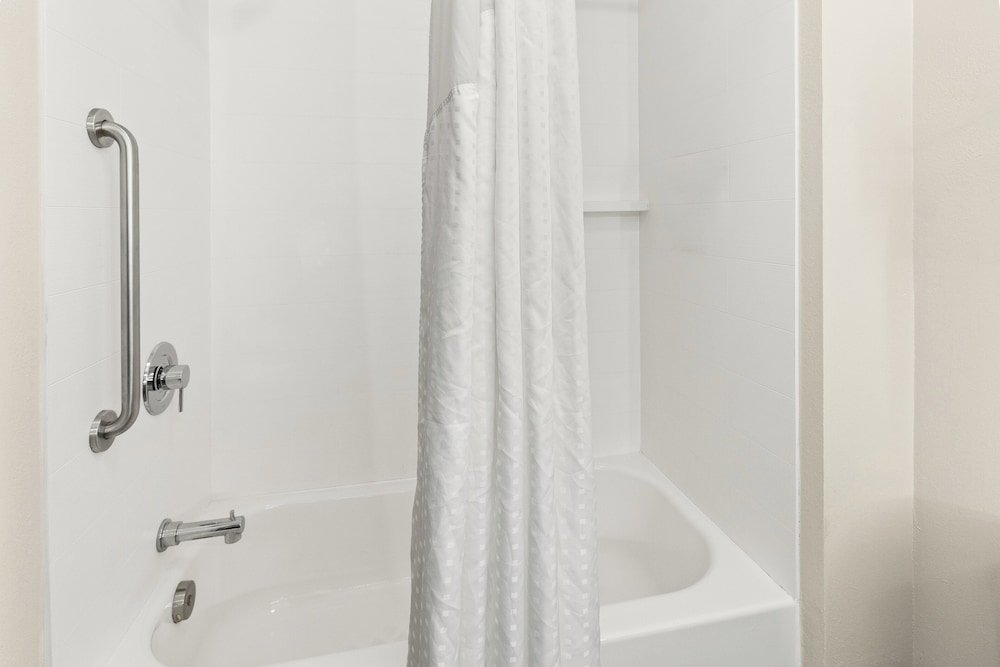 Holiday Inn Express and Suites Fairmont by IHG - photo 38