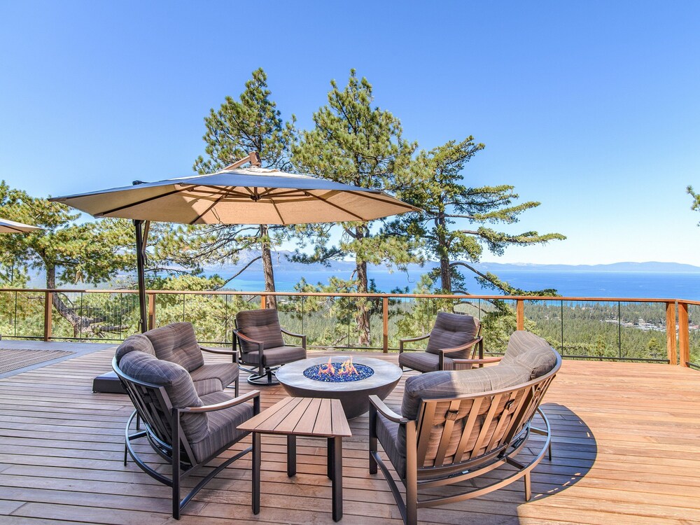 Luxe 5br W Hot Tub & Lake View No Pets 5 Bedroom Home — 4-Star Luxury Hotel in South Lake Tahoe, United States