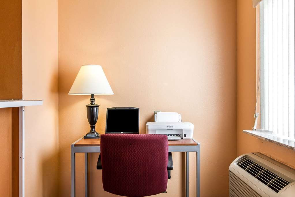 Econo Lodge Inn & Suites Pekin Peoria Area - photo 29