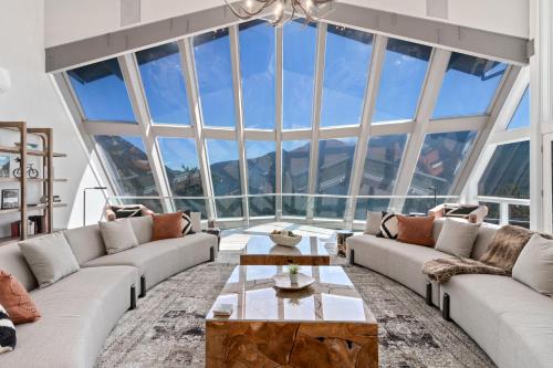 Casa de Cristal Epic Views HotTub Sauna Sleeps 10 Luxury Linens Stocked Kitchen — 4-Star Luxury Hotel in Estes Park, United States