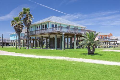 Surfside Retreat Beautiful Views & Steps from the Beach in Freeport, United States