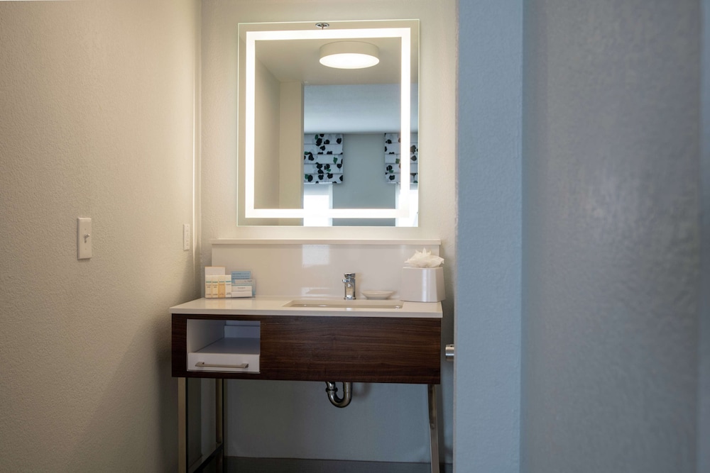 Hampton Inn & Suites Los Angeles Sherman Oaks - photo 42